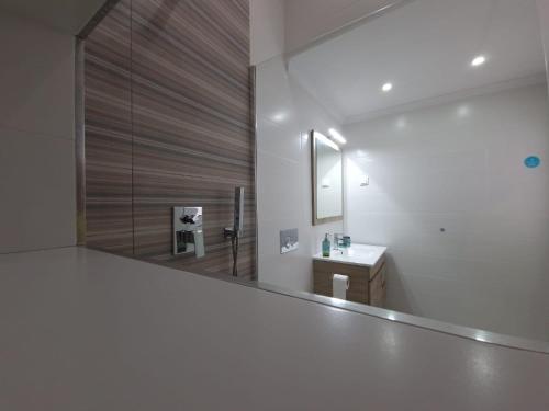 a bathroom with a mirror and a sink at Casa Pisa Flores - Praia da Nazaré in Nazaré