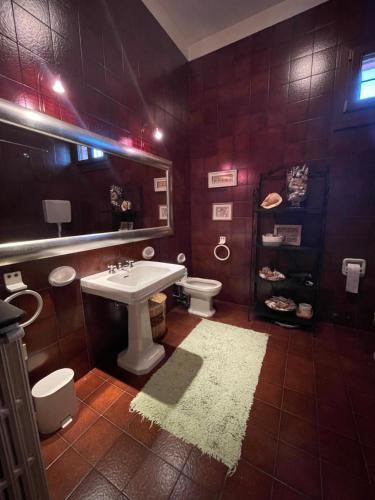 y baño con lavabo y aseo. en Villa Contessa Massari Ferrara, en Ferrara