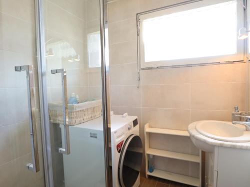 une salle de bain avec douche et lavabo dans l'établissement Les Gets - Appartement Calme Proche Centre, Parking, WiFi - FR-1-623-29, aux Gets