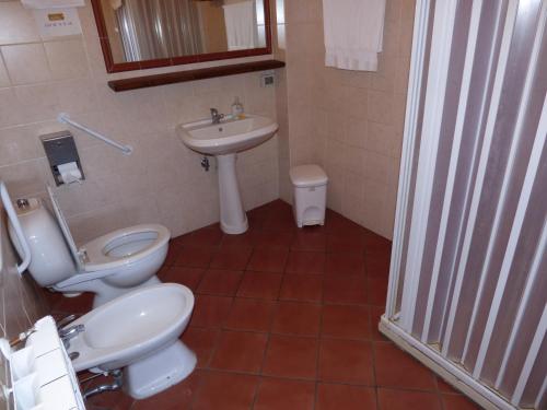 a bathroom with a toilet and a sink at Rifugio Ariel in Ragalna