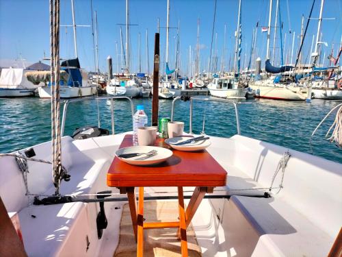 una mesa en un barco en un puerto con barcos en Canarian Pirat, en Arrecife