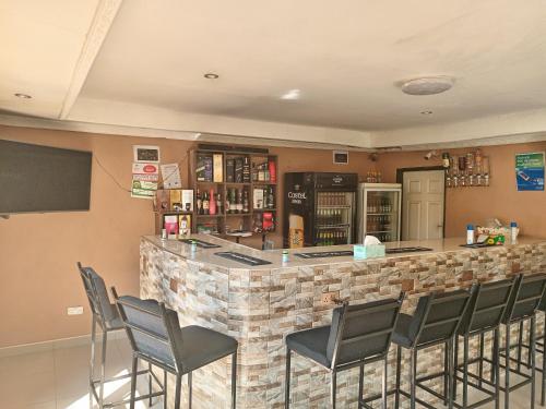 un bar en una habitación con un montón de sillas en MATT Bed and Breakfast, en Lilongwe