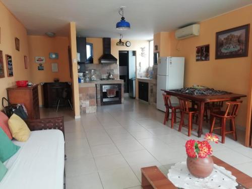 ein Wohnzimmer und eine Küche mit einem Tisch und Stühlen in der Unterkunft Blanca Apartments in Guayaquil