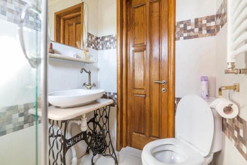 a bathroom with a toilet and a sink at Casa de Khasia in Zugdidi