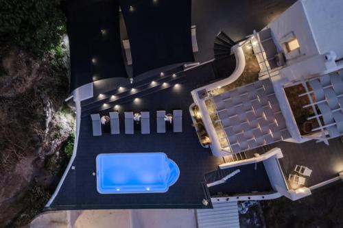 Cette chambre offre une vue sur une maison dotée d'une piscine. dans l'établissement The Zen Villa, à Akrotiri