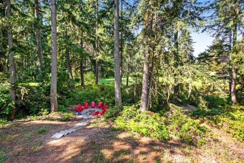 a garden with red bows in the woods at The Classy Cabin in Johnson Landing