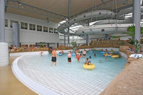 un grupo de personas en una piscina en Lønne Feriepark Holiday House 53, en Lønne Hede