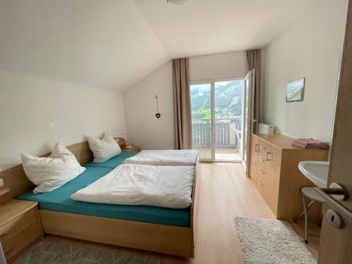 ein Schlafzimmer mit einem Bett und einem großen Fenster in der Unterkunft Appartement Christian in Bad Kleinkirchheim