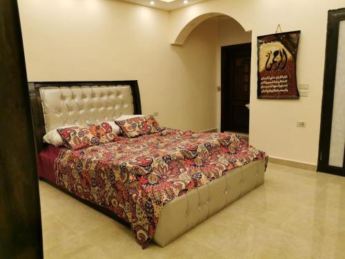 1 dormitorio con 1 cama grande en una habitación en Quiet stay en Jarash