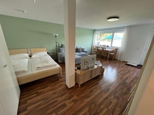 um quarto com uma cama e uma sala de estar em Schöne Wohnung in ruhiger Lage mit Garten. em Dornbirn