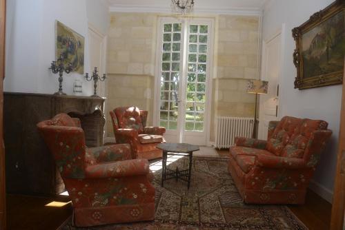 Ruang duduk di Château Rosemont - Grande maison familiale campagne dans le Médoc avec piscine et tennis à 15 mn Bordeaux