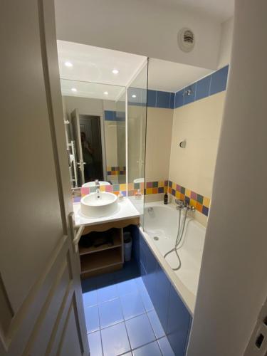 een badkamer met een wastafel, een douche en een bad bij Cosy Apartment Disneyland'Val d'Europe'Paris in Serris
