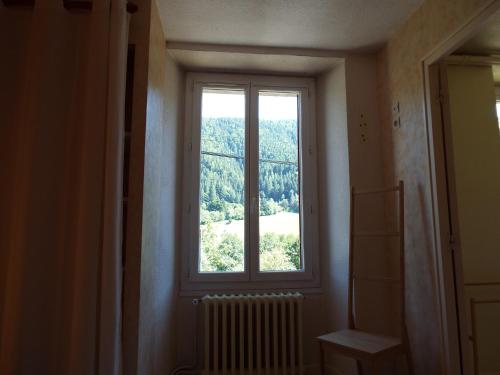 a window with a view of a mountain at Au coeur du Volcantal in Laveissière