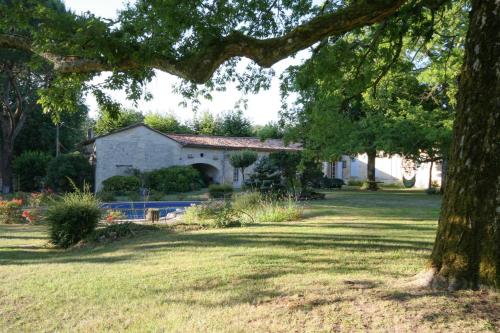 Taman di luar Château Rosemont - Grande maison familiale campagne dans le Médoc avec piscine et tennis à 15 mn Bordeaux