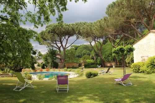 Taman di luar Château Rosemont - Grande maison familiale campagne dans le Médoc avec piscine et tennis à 15 mn Bordeaux