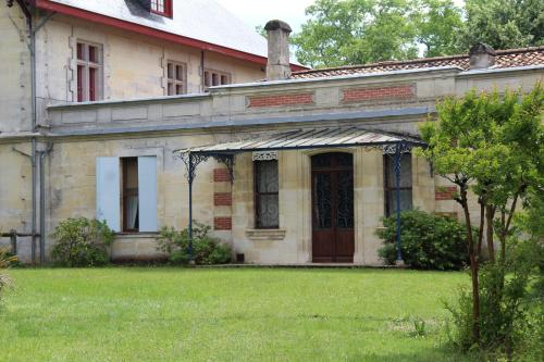 Taman di luar Château Rosemont - Grande maison familiale campagne dans le Médoc avec piscine et tennis à 15 mn Bordeaux