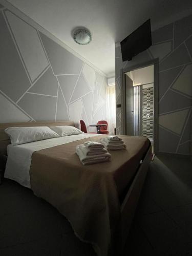 a bedroom with a bed with towels on it at B&B The King in Acconia
