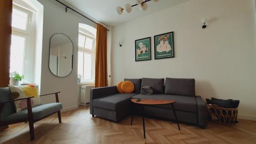 - un salon avec un canapé et une table dans l'établissement Kurkowa Apartment, à Wrocław