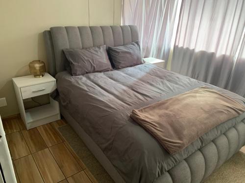 Un pat sau paturi într-o cameră la A Cozy one bed apartment in Pretoria Central