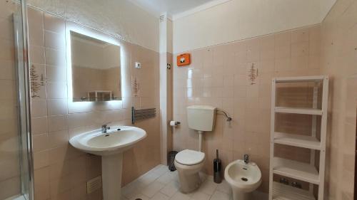 y baño con lavabo, aseo y espejo. en BeGuest Areias Apartment, en Albufeira