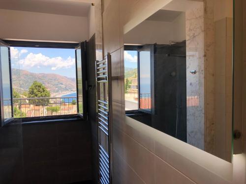 En generel udsigt til bjerge eller udsigt til bjerge taget fra lejligheden