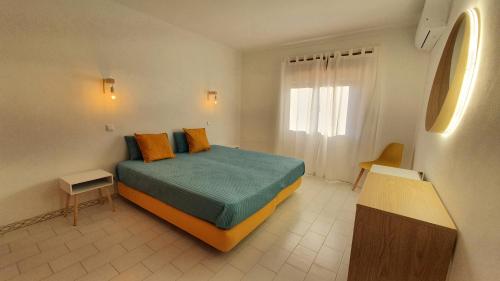 1 dormitorio con cama y ventana. en BeGuest Areias Apartment, en Albufeira