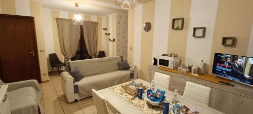 a living room with a couch and a tv at Appartamento Beatrice in Villanova dʼAsti