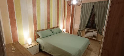 a small bedroom with a bed and a window at Appartamento Beatrice in Villanova dʼAsti