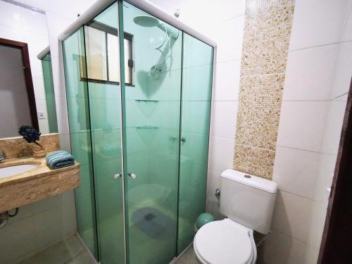 a bathroom with a shower with a toilet and a sink at Casa próxima às Cataratas e Argentina/WIFI/garagem in Foz do Iguaçu
