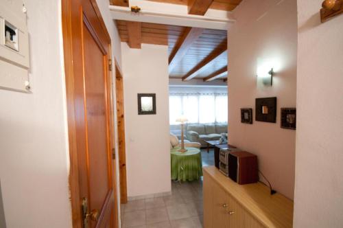 einen Flur mit einem Wohnzimmer mit Mikrowelle in der Unterkunft Apartamentos Siglo XXI - Ancla in Sant Feliu de Guixols