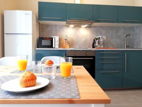 una cocina con una mesa con vasos de zumo de naranja en Mazi Apartments Penthouse, en Badalona