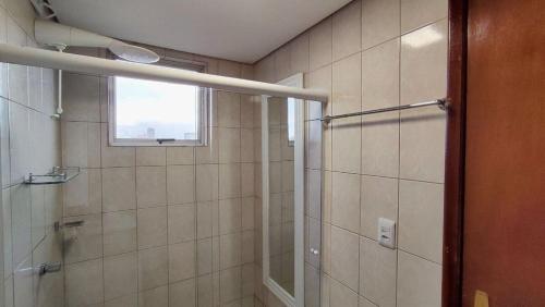a bathroom with a shower and a window at Lindos Studios Centro/Wifi/Garagem in Foz do Iguaçu