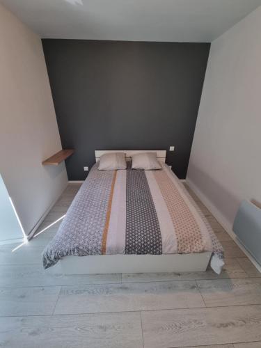 um quarto com uma cama num quarto em Superbe logement T3 en duplex. em Saint-Gaudens