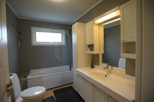 Ένα μπάνιο στο Cosy House Havøysund