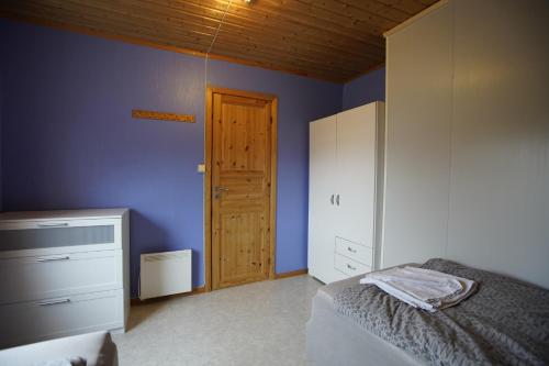 Ένα ή περισσότερα κρεβάτια σε δωμάτιο στο Cosy House Havøysund