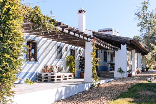 ein weißes Haus mit einer Pergola in der Unterkunft Monte do Pomar in Redondo