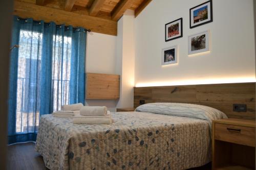 a bedroom with a bed with towels on it at Apartamento El Mirador de la Rua in Estella