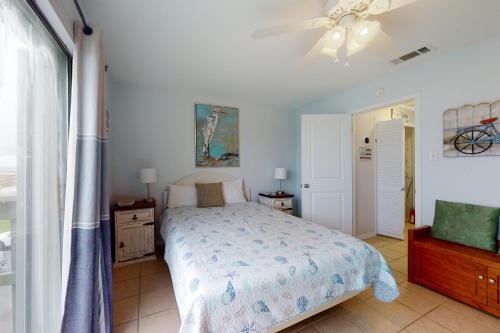 um quarto com uma cama e uma ventoinha de tecto em Beachwalk 4 em Gulf Shores