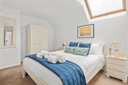 een slaapkamer met een bed met handdoeken erop bij House Martin in Ipplepen