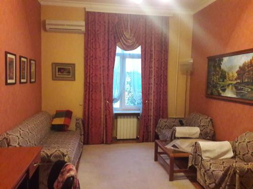un soggiorno con 2 divani e una finestra di NIZAMI Street 1 Bedroom a Baku