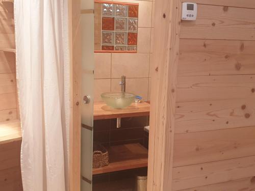 La salle de bains est pourvue d'un lavabo et d'un comptoir. dans l'établissement Superbe 3 pièces rénové pied des pistes Mont-Blanc - FR-1-181-2553, à Aime La Plagne