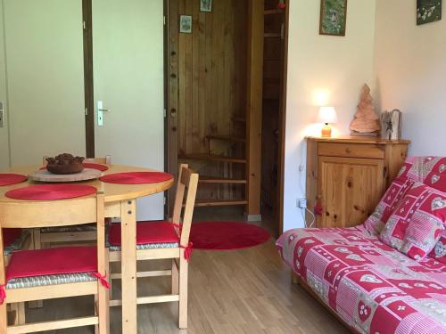 Photo de la galerie de l'établissement Duplex spacieux avec balcon, accès direct pistes, proche commerces, équipé pour 6 pers. - FR-1-181-2471, à Aime La Plagne