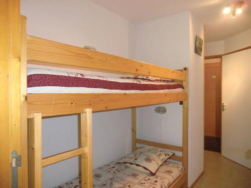 a bedroom with two bunk beds in a room at Appartement La Plagne Montalbert , 2 pièces, 5 personnes - FR-1-181-2463 in Aime-La Plagne