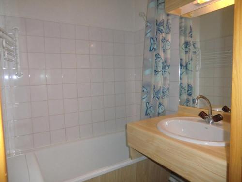 a bathroom with a sink and a tub and a shower at Appartement La Plagne Montalbert , 2 pièces, 5 personnes - FR-1-181-2463 in Aime-La Plagne