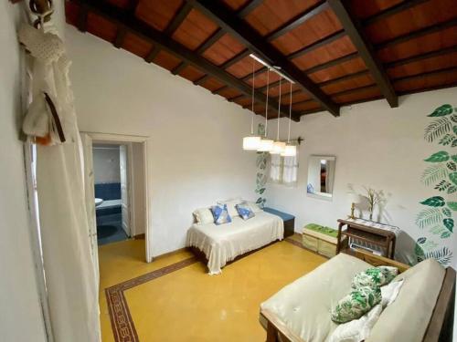sala de estar con 2 camas y sofá en Colonial Grande - Terraza encantadora pleno centro en Salta