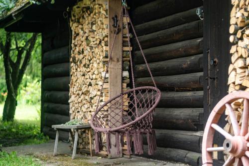 una silla mecedora frente a una cabaña de madera en Palu Meeleolutalu 