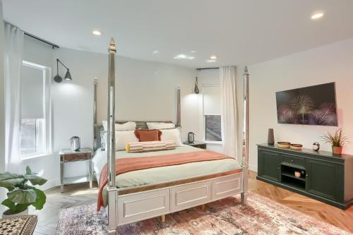 Postel nebo postele na pokoji v ubytování Newly Renovated Victorian Gem Perfect Space for Family Vacations!