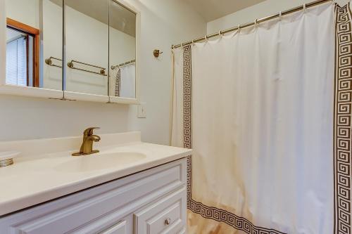 y baño blanco con lavabo y ducha. en Island House at the Fort, en Folly Beach