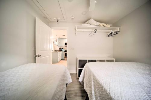 Ένα ή περισσότερα κρεβάτια σε δωμάτιο στο Sunny, Modern Waterfront Cottage with Grill in Erie!