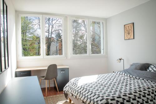 - une chambre avec un lit, un bureau et des fenêtres dans l'établissement La Fabrique Paloise, à Pau